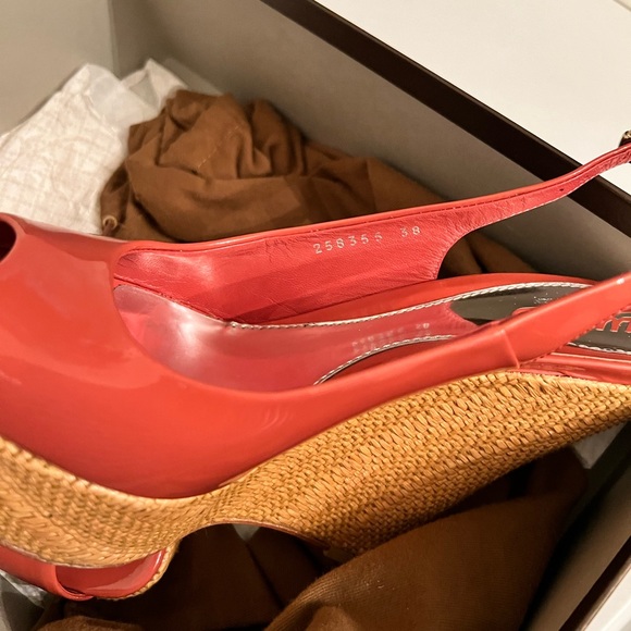 Gucci Mauve Patent Leather and Wicker Wedge Platform Heels Sz 38 - Picture 8 of 10